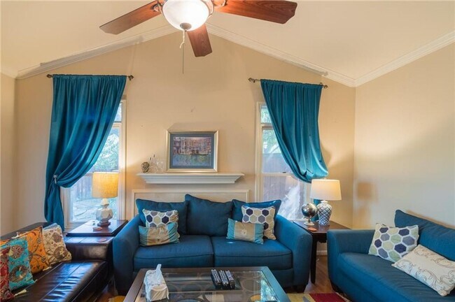 Building Photo - West Austin 3x3 Cozy Home!
