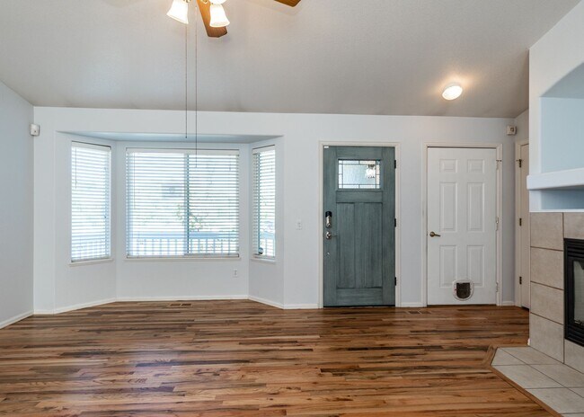 Building Photo - 4 Bed Rancher in District 20!!!