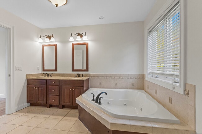 Building Photo - 5 Two Mile Hill Rd