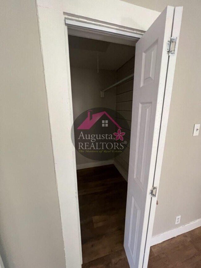 Building Photo - Adorable One Bedroom Duplex!