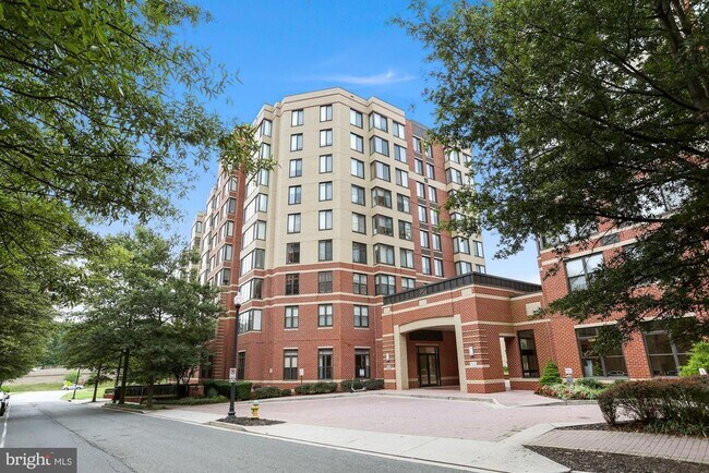 Building Photo - 2220 Fairfax Dr