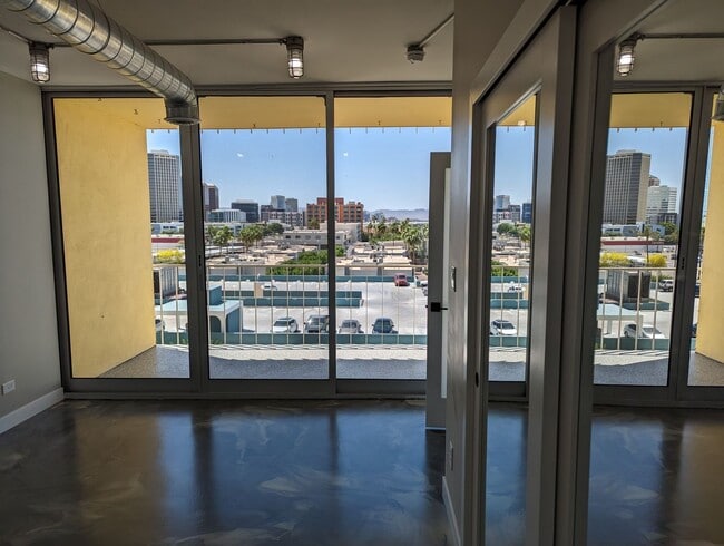 Building Photo - Executive Towers Condo Available for Rent!