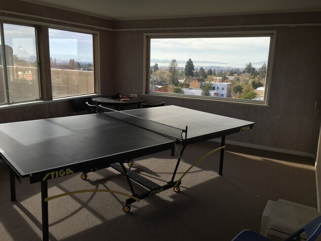 Building Photo - Gorgeous, Massive, 1BR/1BA, Fully Updated, 1000sqft+, A+++ Location, Parking Included