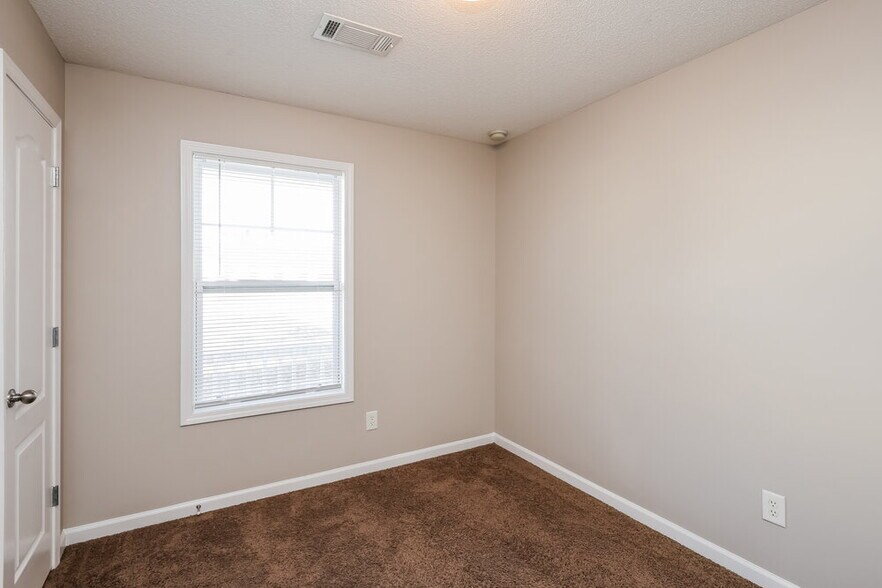 Building Photo - 2120 Crown Park Dr