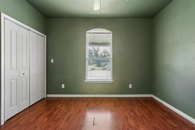 Building Photo - 286 Simpson Ave