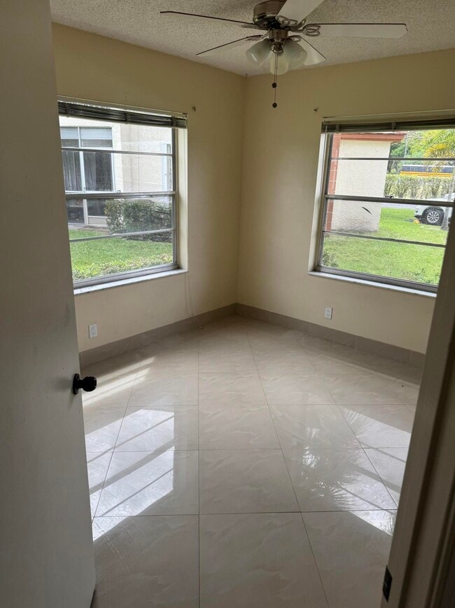 Building Photo - 9921 Three Lakes Cir