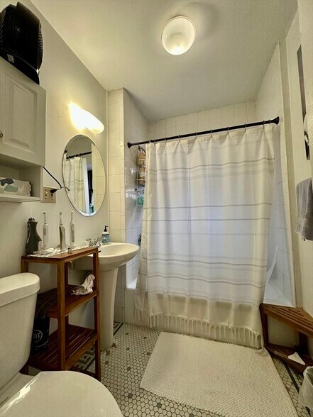 Building Photo - 462 Park Dr