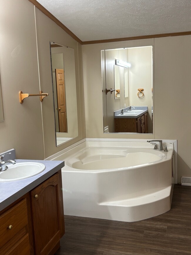 Building Photo - 817 Wilderness Dr