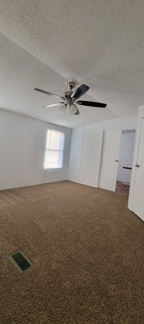 Building Photo - Ready to Move in