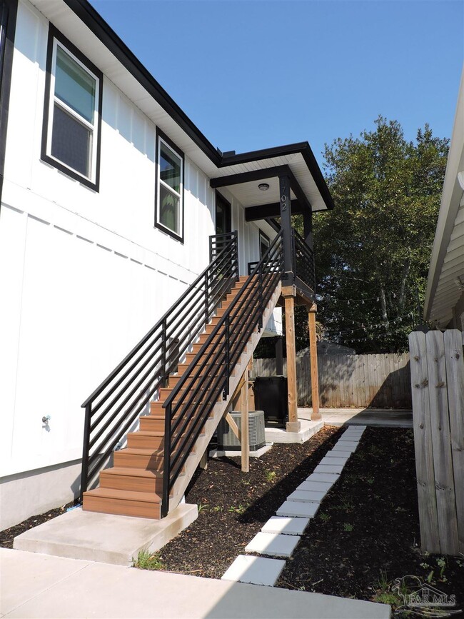 Building Photo - 1702 E La Rua St