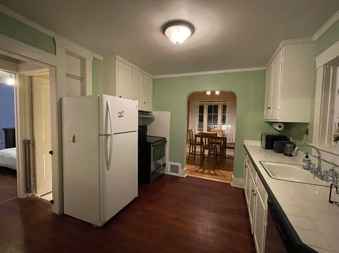 Building Photo - 704 NE 53rd St