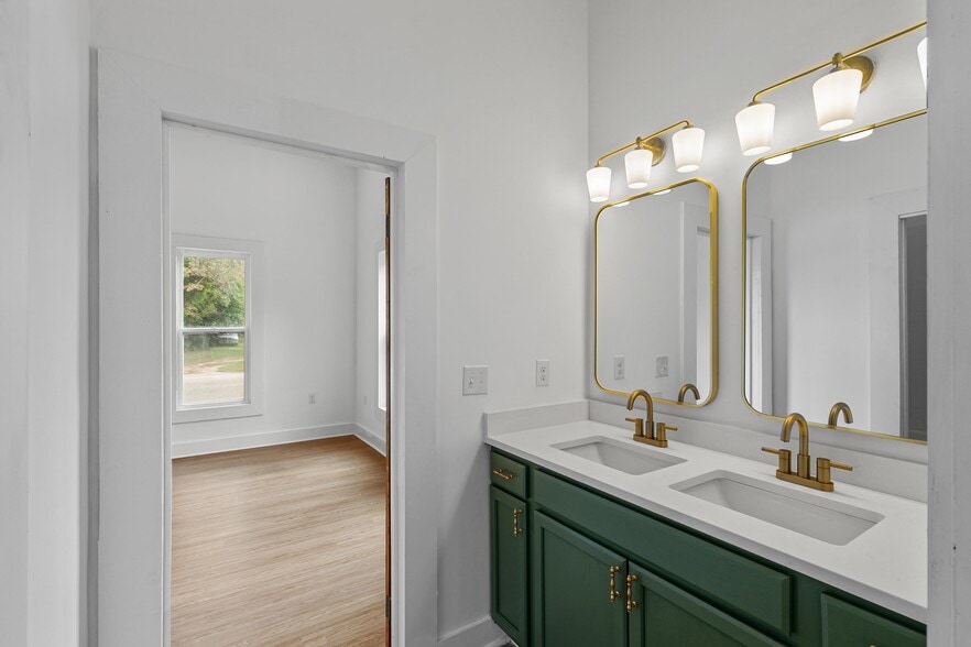 Building Photo - 142 S Broad St