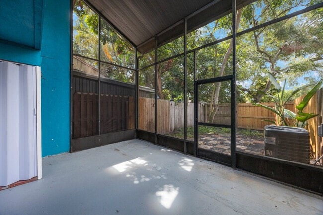 Building Photo - Renovated Town Home 2 bedroom 1.5 bath ** ...