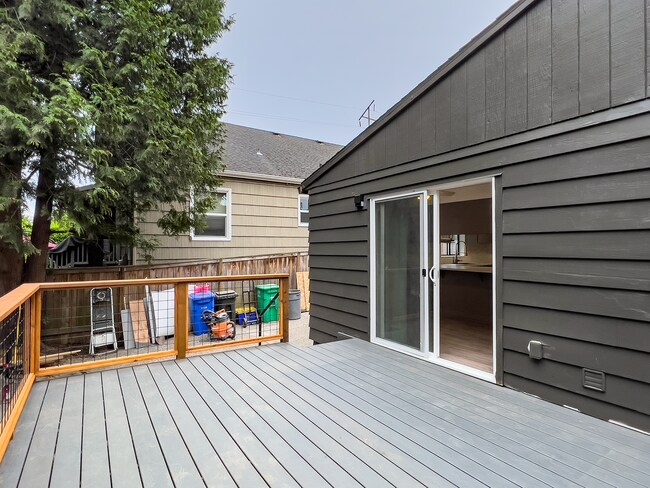 Building Photo - Charming Renovated Ranch 3 Bed + 2 Bath House! Washer & Dryer! Located in Portland's SE Brooklyn ...