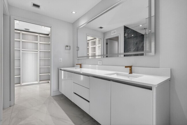 Building Photo - 700 NE 24th St