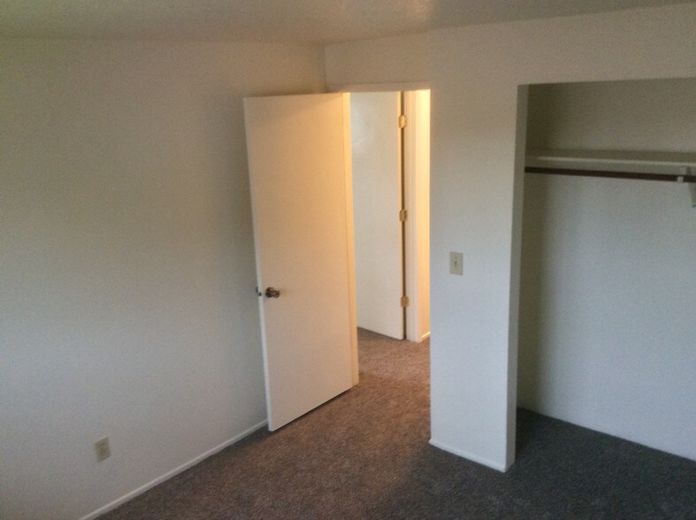 Bed 2 - 1045 S Jasper St