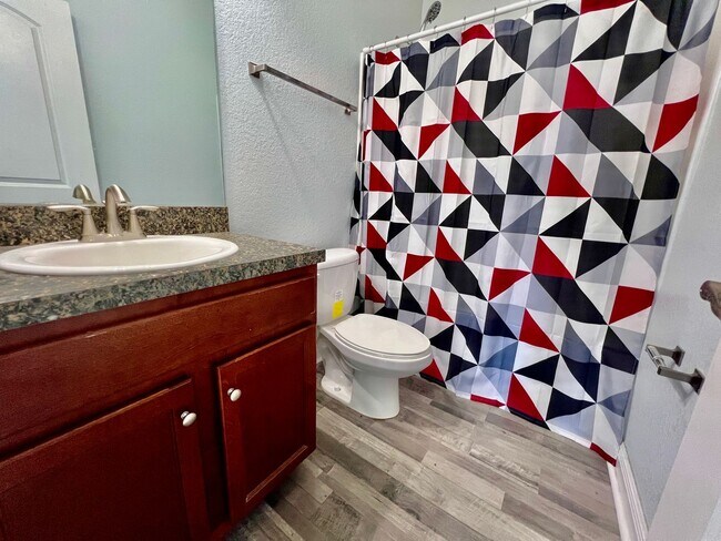 Building Photo - Charming House with 3 bedroom and 2 bathro...