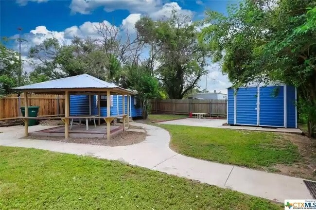 Primary Photo - 422 E Robin Ln