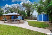Building Photo - 422 E Robin Ln