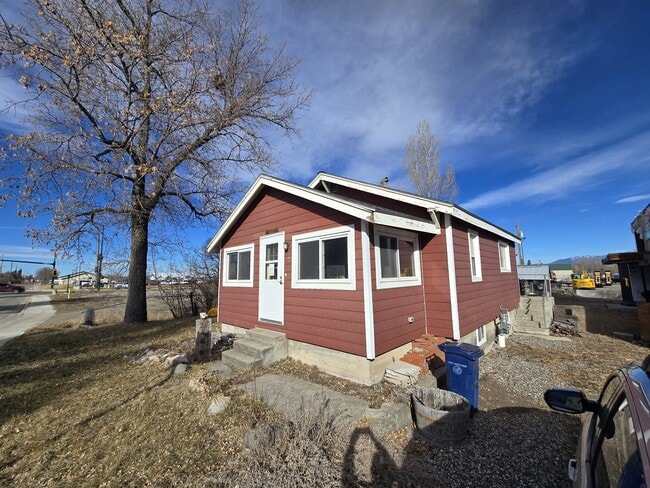 Building Photo - 417 E Tamarack St