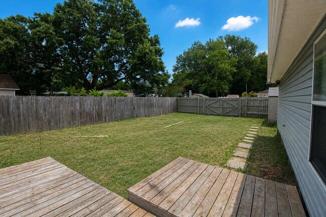 Building Photo - Updated 3BR/2BA Solar Home with No Carpet, Granite Countertops, Stainless Appliances & Spacious B...