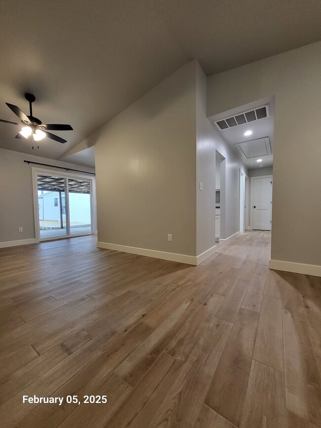 Building Photo - Remodeled (3) Bed/(1.5) Bath Avail Now! Sm...