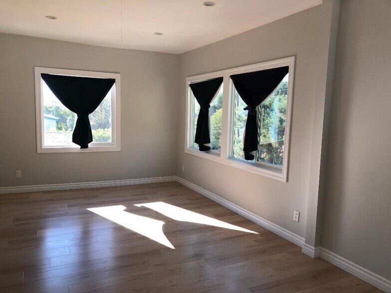 Building Photo - 1866 N Ave 56