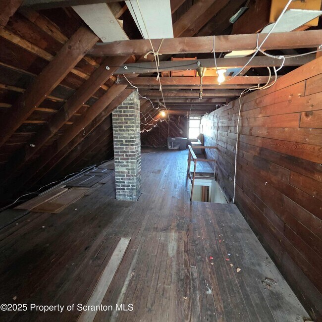 Building Photo - 1165 W Elm St