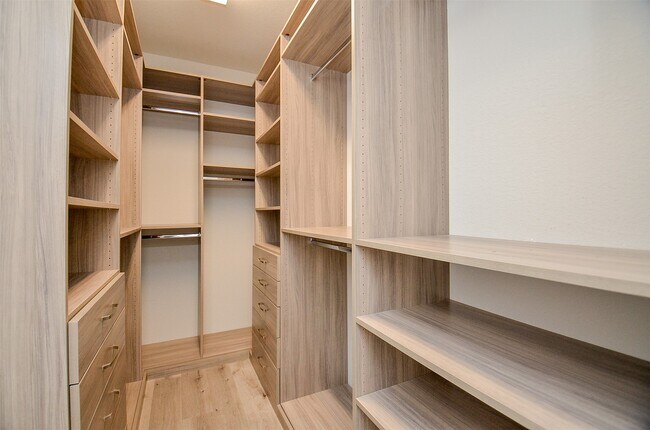 Building Photo - 24918 Meadowthorn Crest Ln