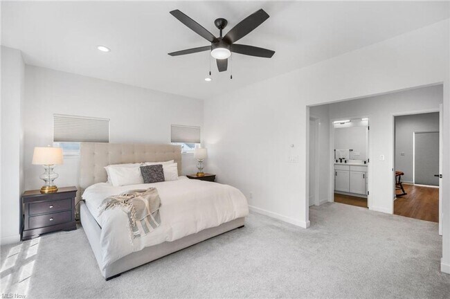 Building Photo - Modern and Luxurious 3 Bedrooms / 2.5 Bathrooms