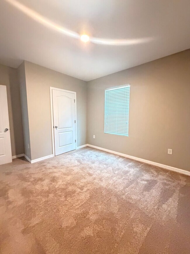 Building Photo - 4 Bedroom, 2 bathroom, spacious home in Winter Haven ...