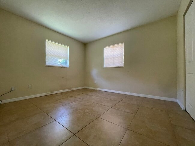 Building Photo - 951 Skylark Dr