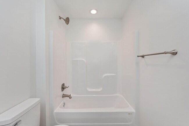 Building Photo - 68 Iris Ln