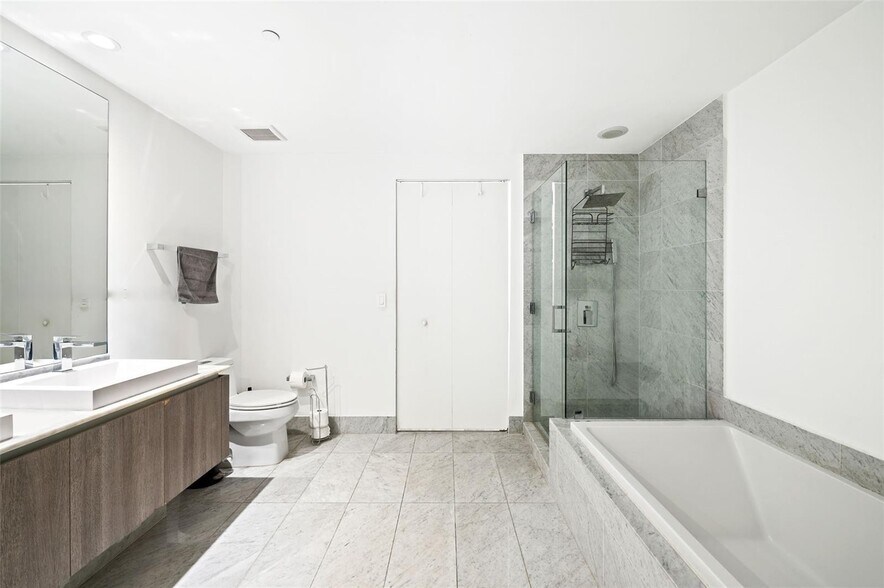 Building Photo - 801 S Miami Ave