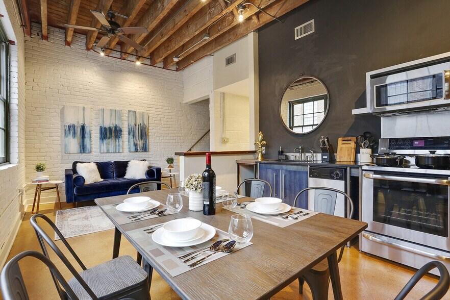 Building Photo - 1039 Constance St