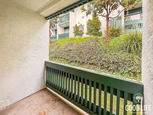 Building Photo - Charming 1B/1BA Condo in Bay Ho w/ Walk-In Closet, Ceiling Fans & New Flooring!