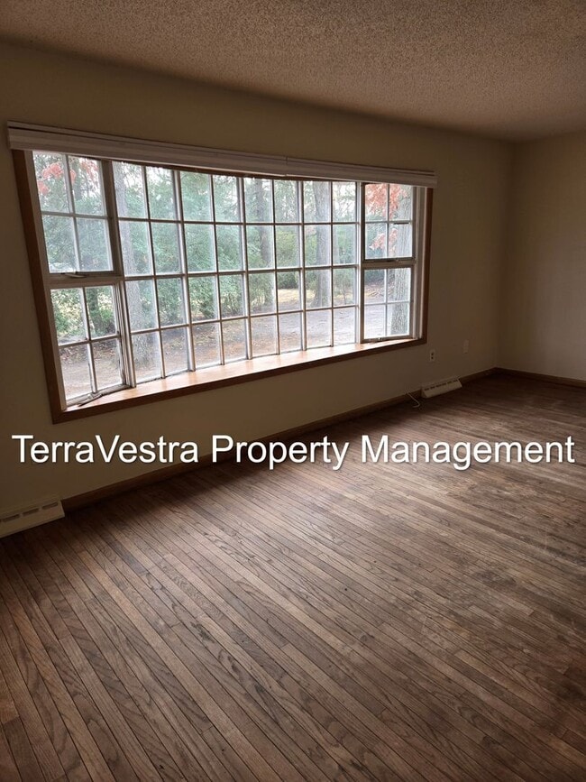 Building Photo - Now Showing for 2026-2027 School Year! 6 B...