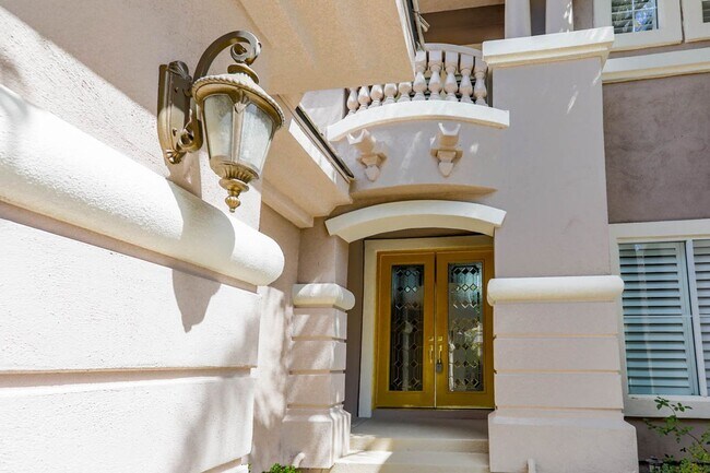 Building Photo - 5 Bedroom Pool Home Located In Summerlin G...