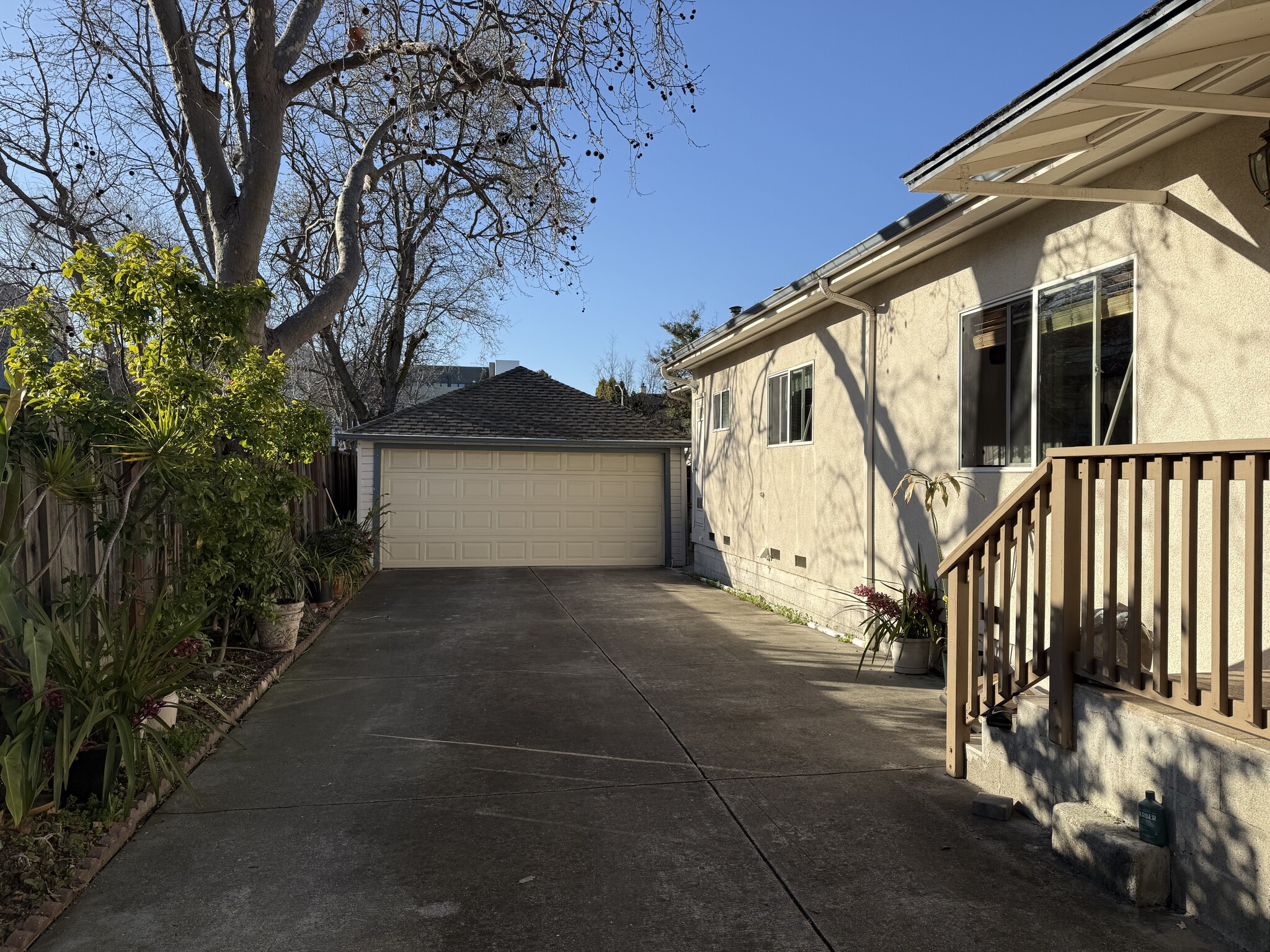 Detached garage and driveway - 470 Pepper Ave