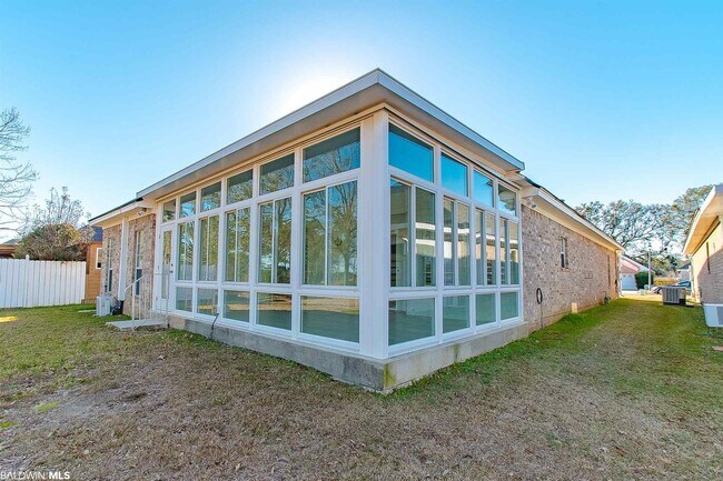 Building Photo - 117 Club Dr