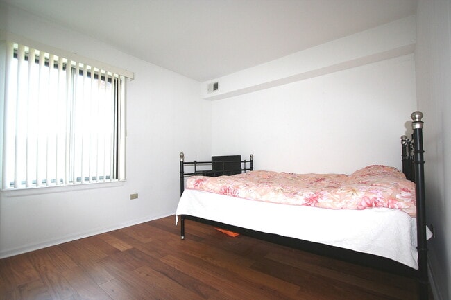 Building Photo - 6143 Knoll Wood Rd