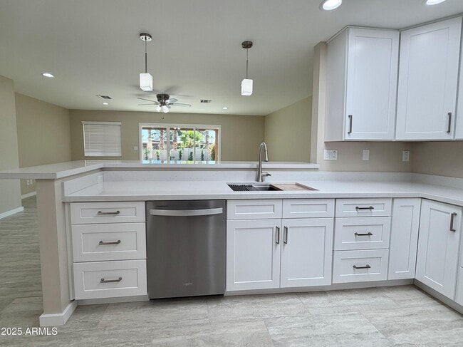 Building Photo - 2535 E Bluefield Ave