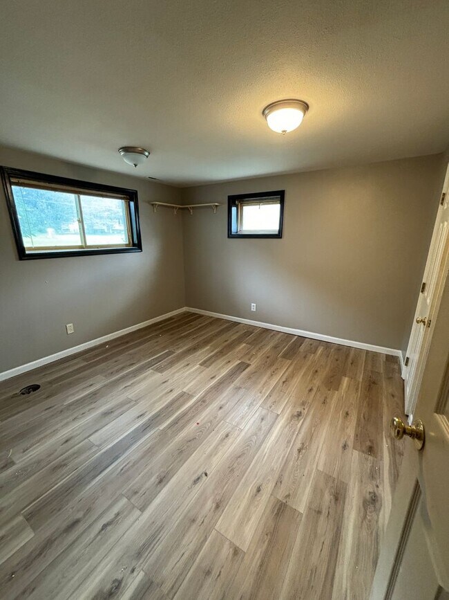 Building Photo - 4152 Suburban Dr