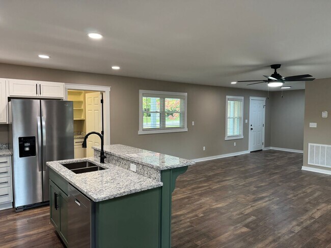 Building Photo - 516 Claremoor Ave