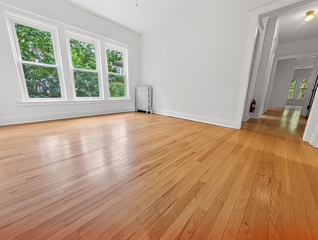 Building Photo - Large 3-bed/1-bath Apartment in the Heart of Rogers Park!