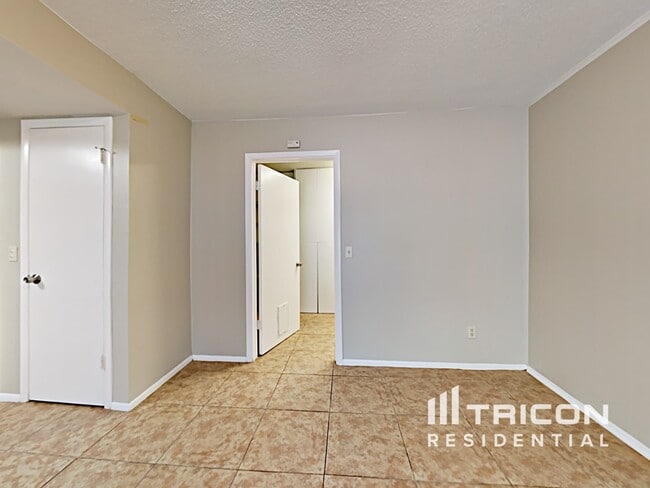 Building Photo - 202 Valley Dr