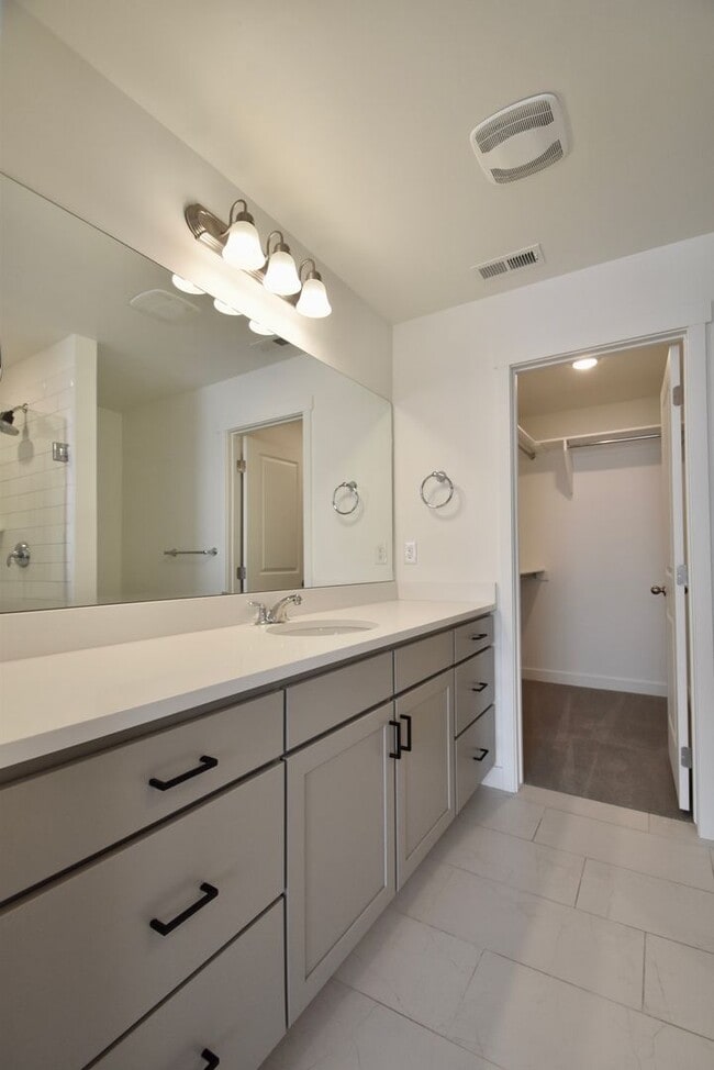 Building Photo - 3 Bed 2.5 Bath Townhome with Awesome View in Daybreak!