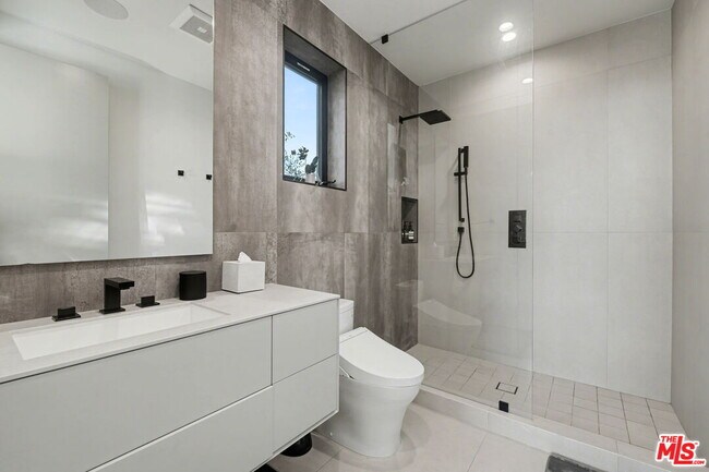 Building Photo - 418 N Sweetzer Ave