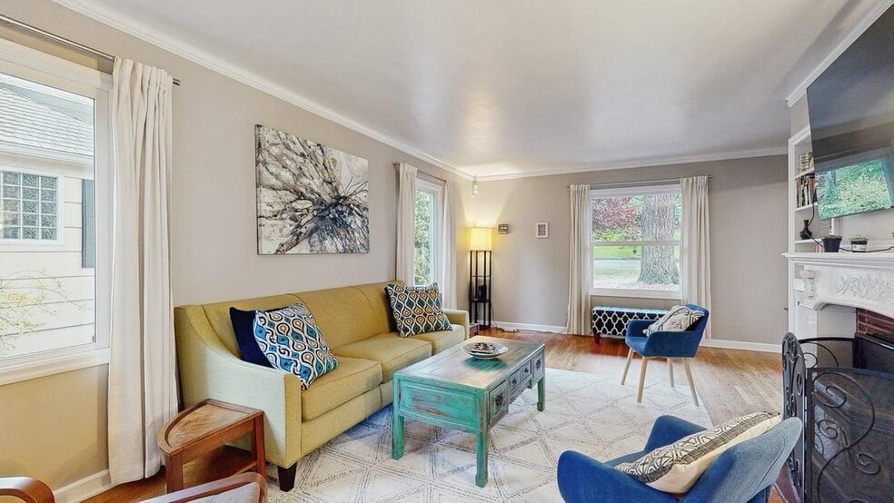 Building Photo - Cozy home with fenced yard and hot tub in NE Portland