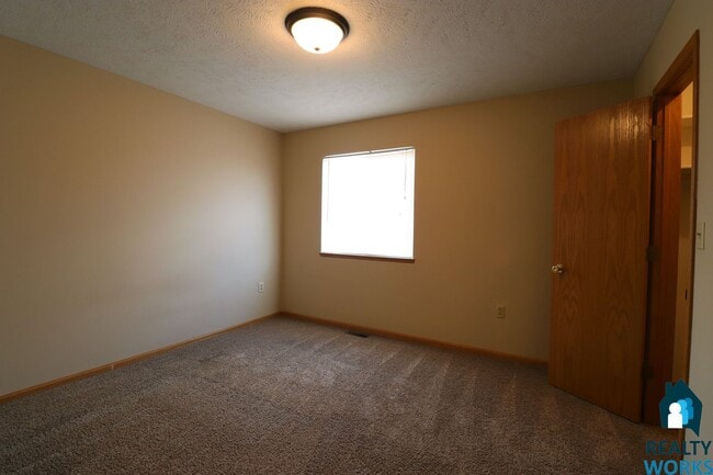 Building Photo - Corner Unit 3 Bedroom TownHome!